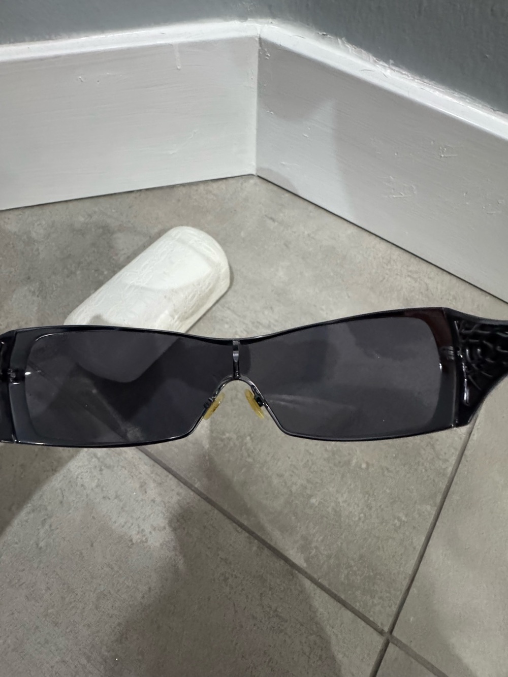 Oakley Dart OO4008 sunglasses featuring a polished black frame with grey lenses - Picture 10 of 15